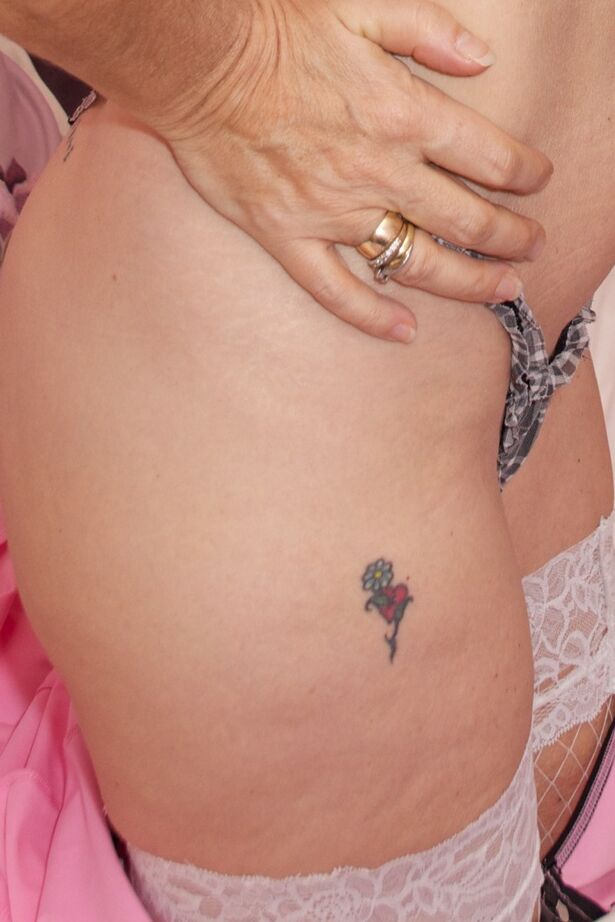 20P La abuela caliente Savana se pela para mostrar su cuerpo tonificado y sus grandes tetas