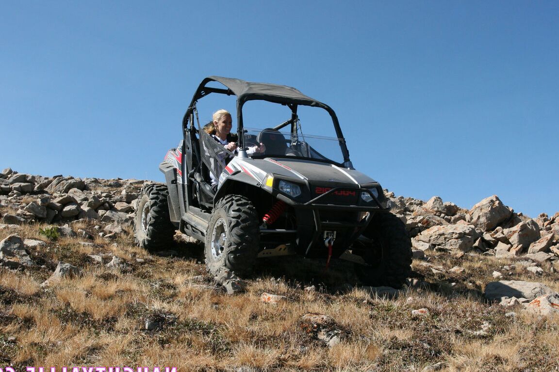 20P Die vollbusige blonde Naughty Allie zieht sich auf einem ATV aus, bevor sie nackt masturbiert