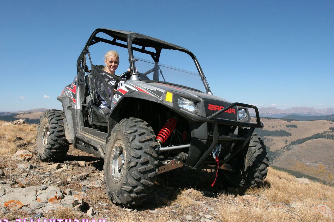 20P Die vollbusige blonde Naughty Allie zieht sich auf einem ATV aus, bevor sie nackt masturbiert