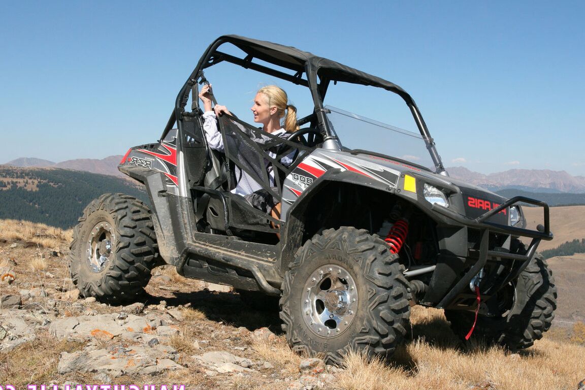 20P Die vollbusige blonde Naughty Allie zieht sich auf einem ATV aus, bevor sie nackt masturbiert
