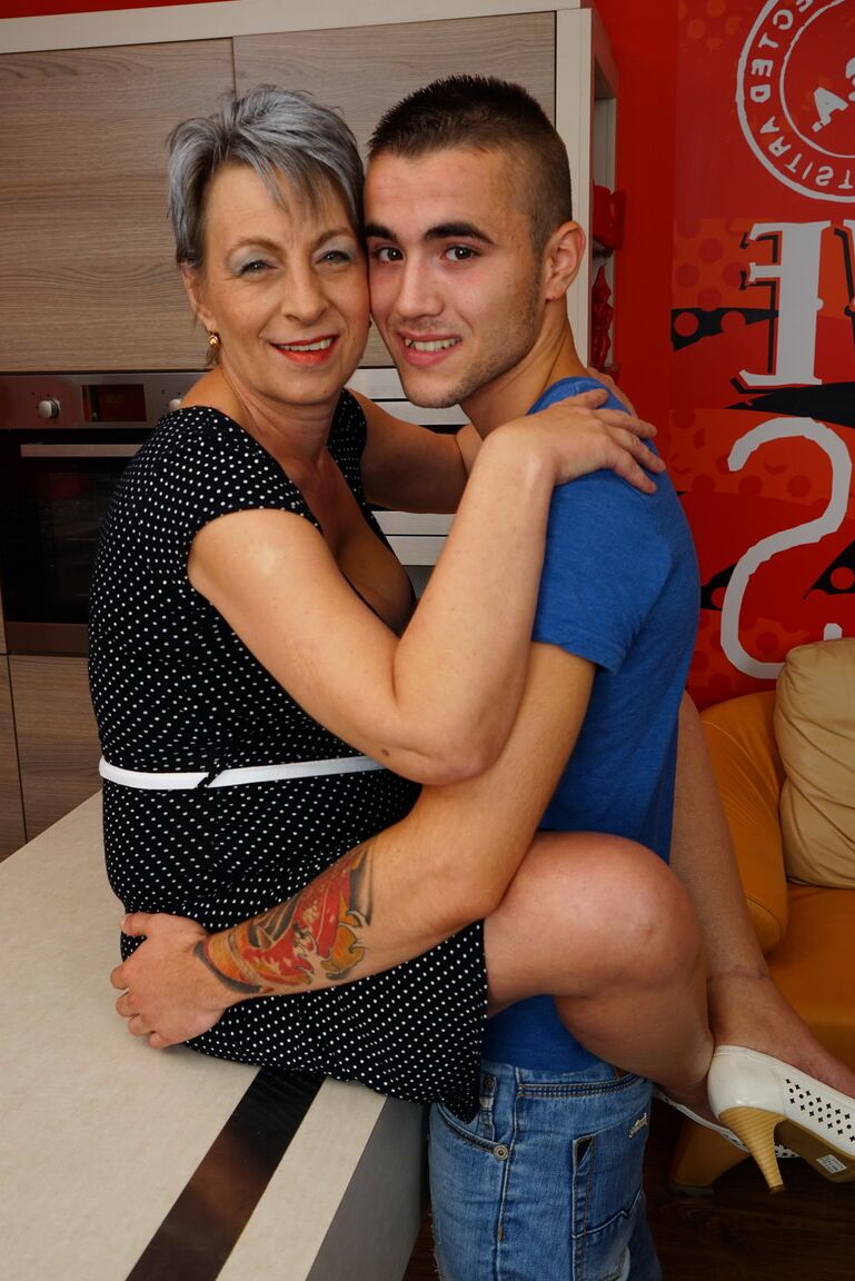 16P Naughty granny kisses her boy toy before they get around to fucking