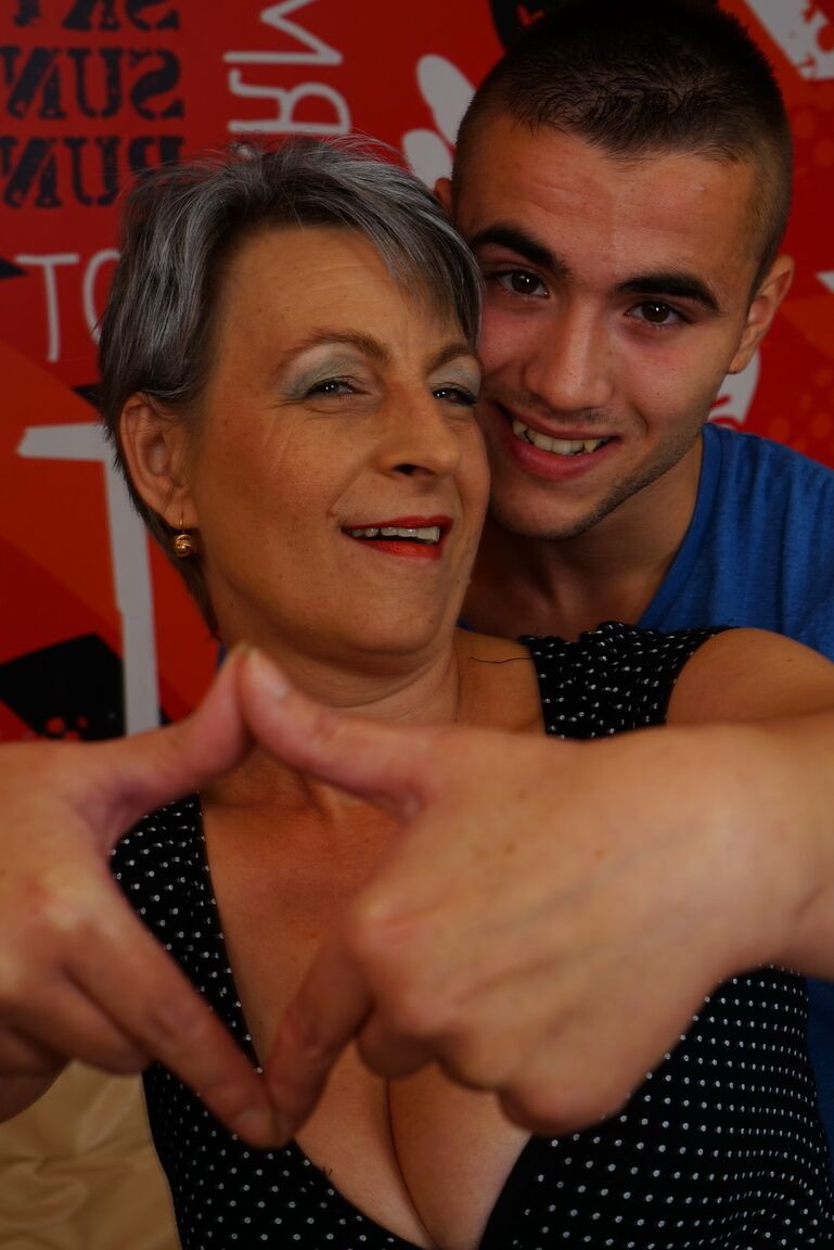 16P Naughty granny kisses her boy toy before they get around to fucking