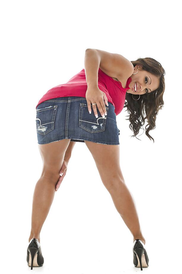 16P Superbe MILF sur talons hauts découvrant son corps tout en courbes