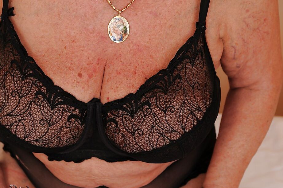 16P Abuela gorda con enormes tetas flácidas quitándose la lencería en la cama