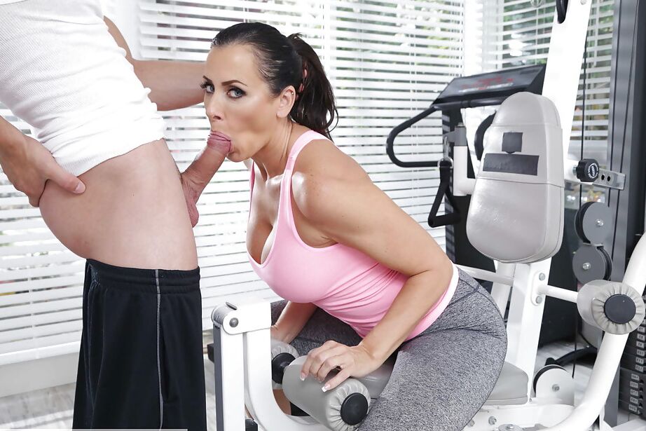 14P Coigar MILF Reagan Foxx toller Blowjob und Sex im Fitnessstudio