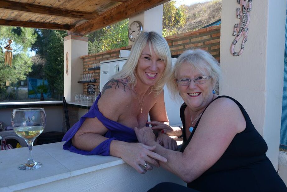 20P Die alte blonde Melody lässt sich von ihrer lesbischen Freundin mit ihren schlaffen Titten spielen