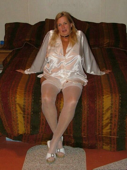 19P La rubia abuela Adonna juega con su coño perforado en una cama en bata y medias