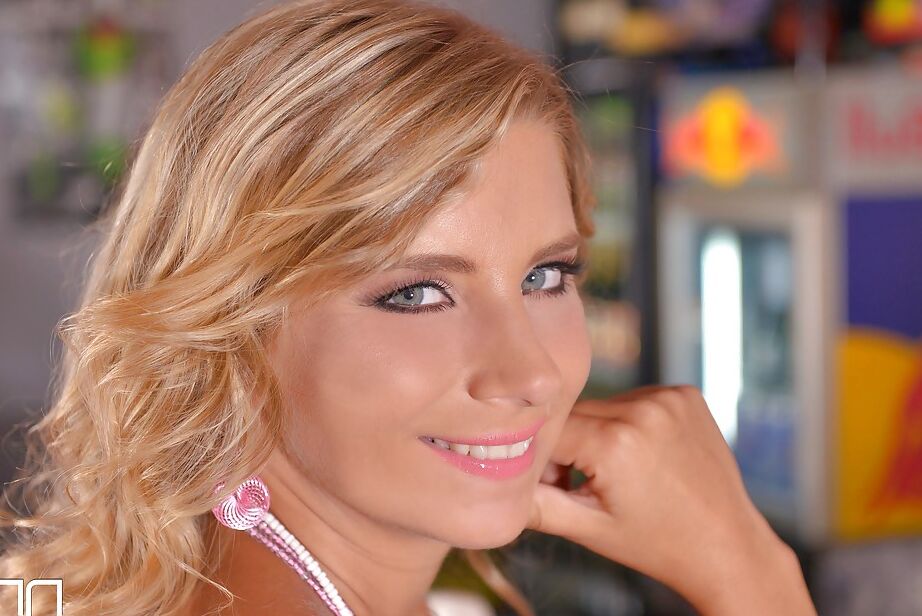 16P Europeia gata de salto alto Katerina Hartlova brinca com peitos grandes e se masturba