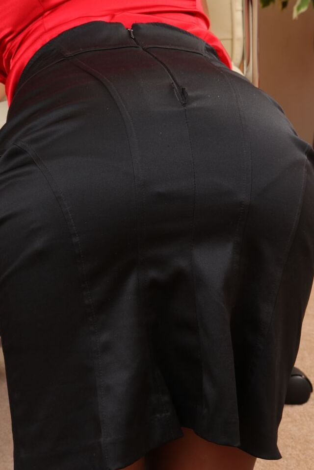 16P Redhead secretary Jessica Kingham displays her nice tits at work in nylons