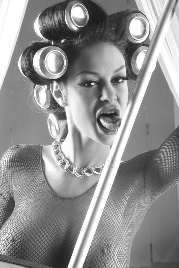 16P милфа Angelina Valentine в огромных роликах