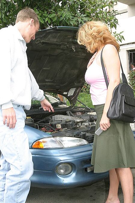 16P Juggy cougar dá um boquete desleixado em uma ereção latejante no carro