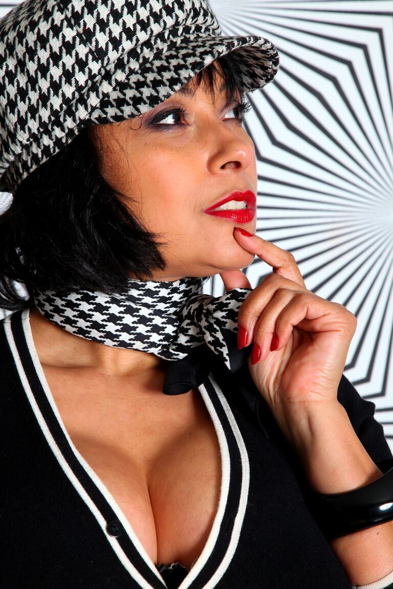 21P A guitarrista madura Danica Collins mostra seus peitos enormes