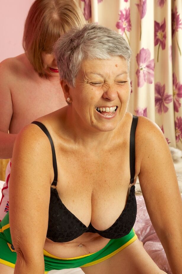 19P Deux mamies lesbiennes dévoilent leurs gros seins juteux et posent en culotte sexy