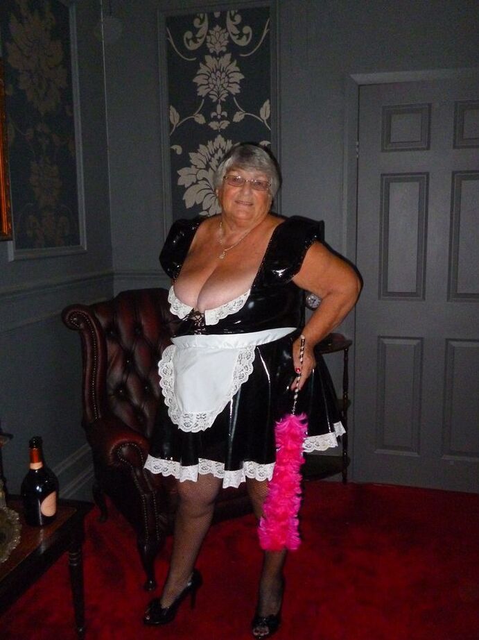20P La grosse vieille fille, grand-mère Libby, enlève son uniforme pour poser nue en bas.
