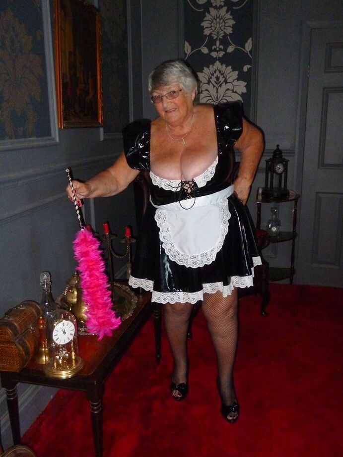 20P La grosse vieille fille, grand-mère Libby, enlève son uniforme pour poser nue en bas.