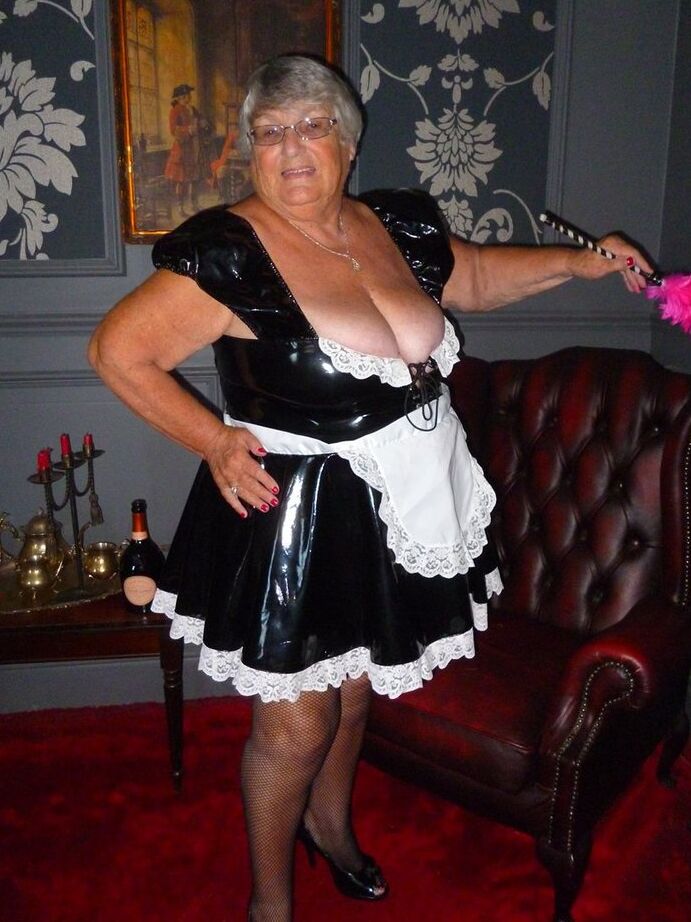20P La grosse vieille fille, grand-mère Libby, enlève son uniforme pour poser nue en bas.