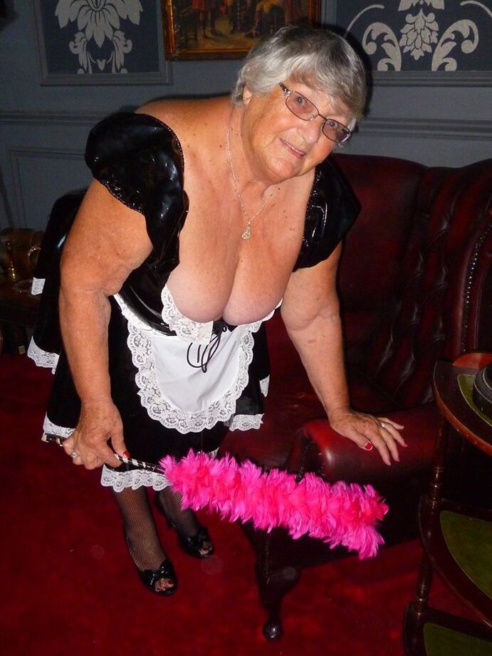 20P La grosse vieille fille, grand-mère Libby, enlève son uniforme pour poser nue en bas.