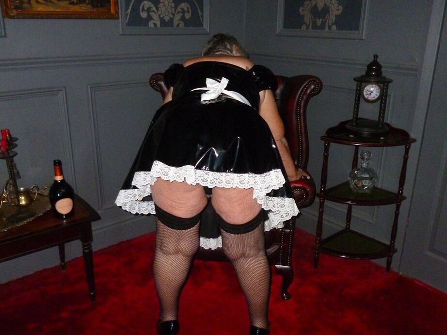 20P La grosse vieille fille, grand-mère Libby, enlève son uniforme pour poser nue en bas.