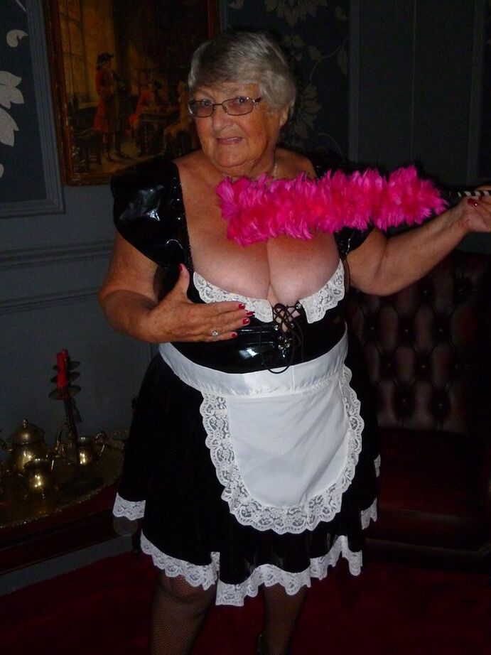 20P La grosse vieille fille, grand-mère Libby, enlève son uniforme pour poser nue en bas.