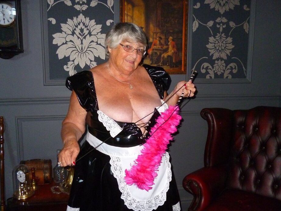 20P La grosse vieille fille, grand-mère Libby, enlève son uniforme pour poser nue en bas.