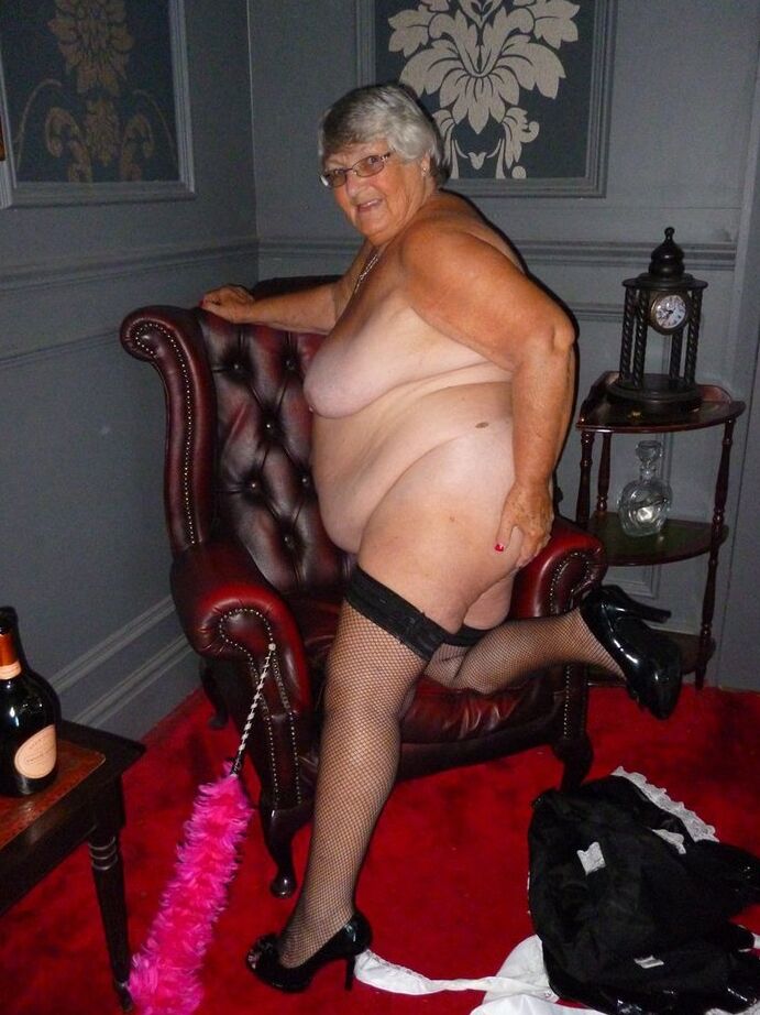 20P La grosse vieille fille, grand-mère Libby, enlève son uniforme pour poser nue en bas.