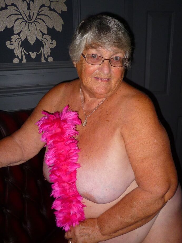 20P La grosse vieille fille, grand-mère Libby, enlève son uniforme pour poser nue en bas.