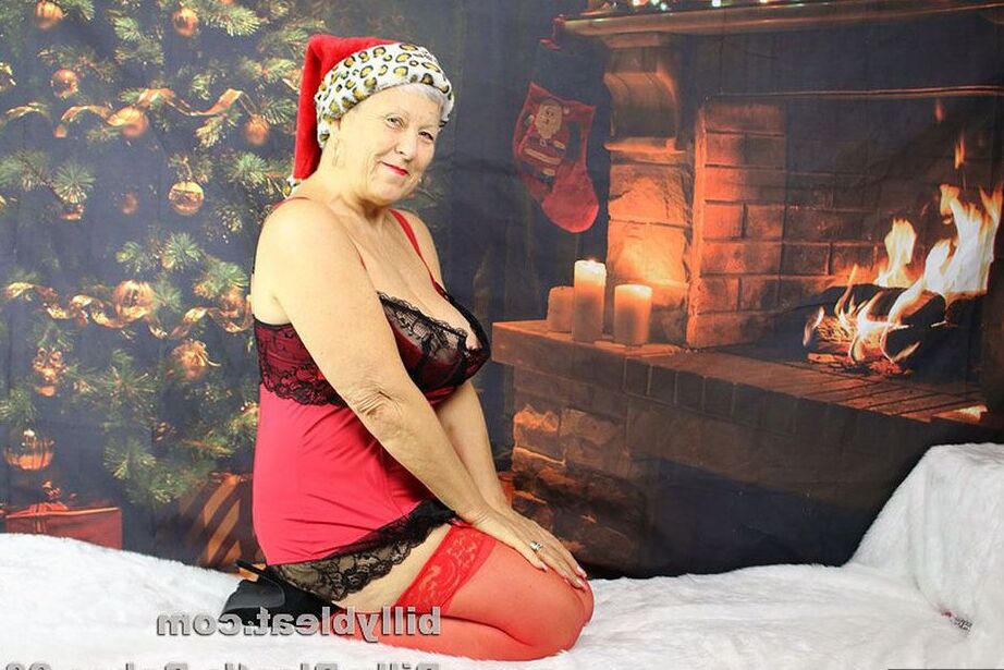 20P Une grand-mère en chaleur produit un gode après avoir dévoilé ses énormes seins à Noël
