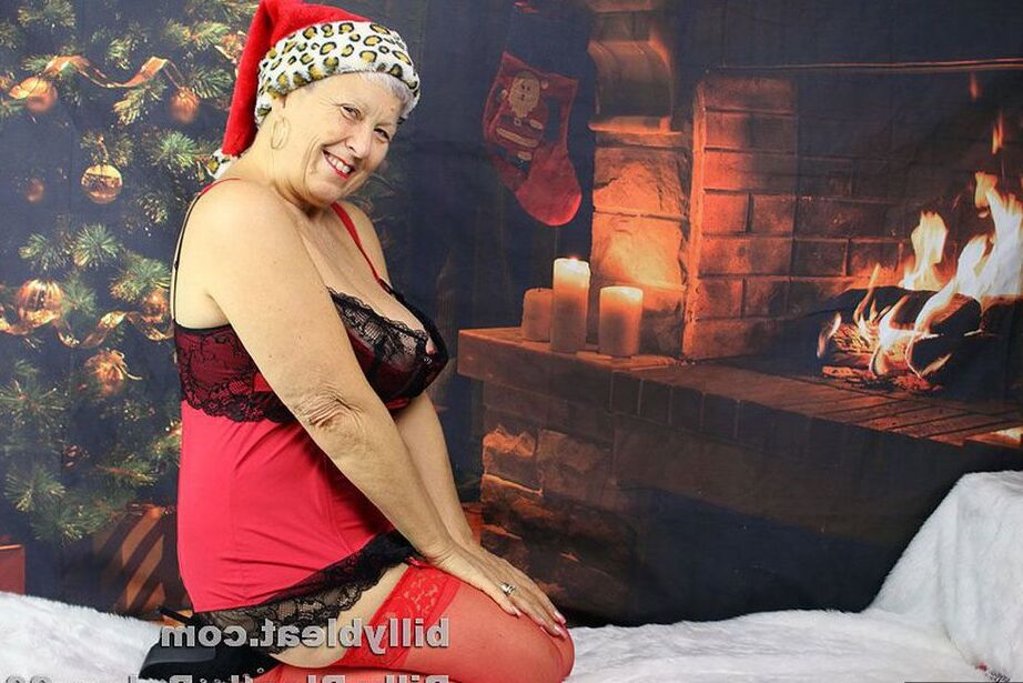 20P Une grand-mère en chaleur produit un gode après avoir dévoilé ses énormes seins à Noël