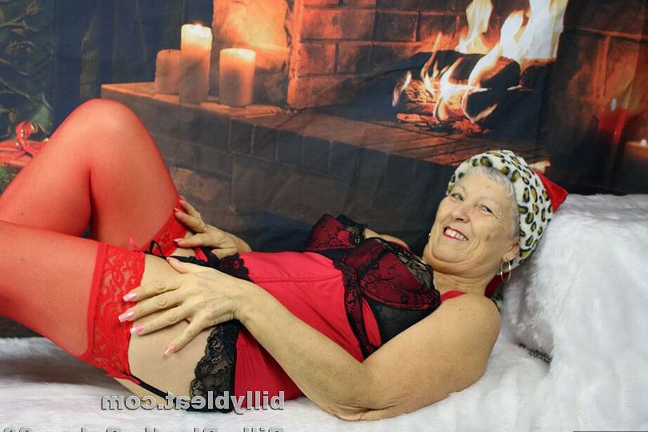 20P Une grand-mère en chaleur produit un gode après avoir dévoilé ses énormes seins à Noël