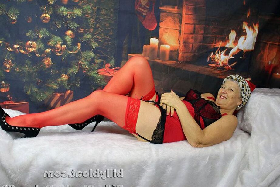 20P Une grand-mère en chaleur produit un gode après avoir dévoilé ses énormes seins à Noël