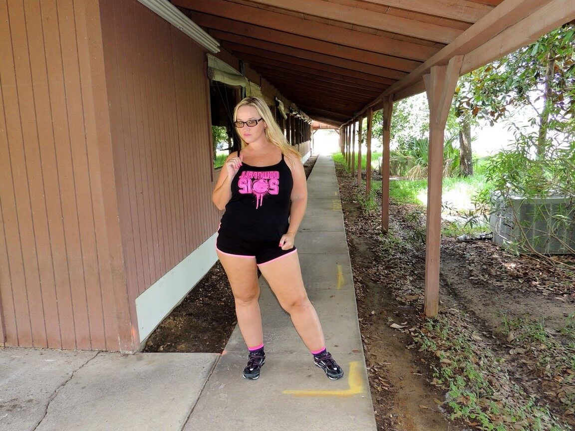 17P Amateur BBW Dee Siren se masturba en un mirador antes de chupar una polla