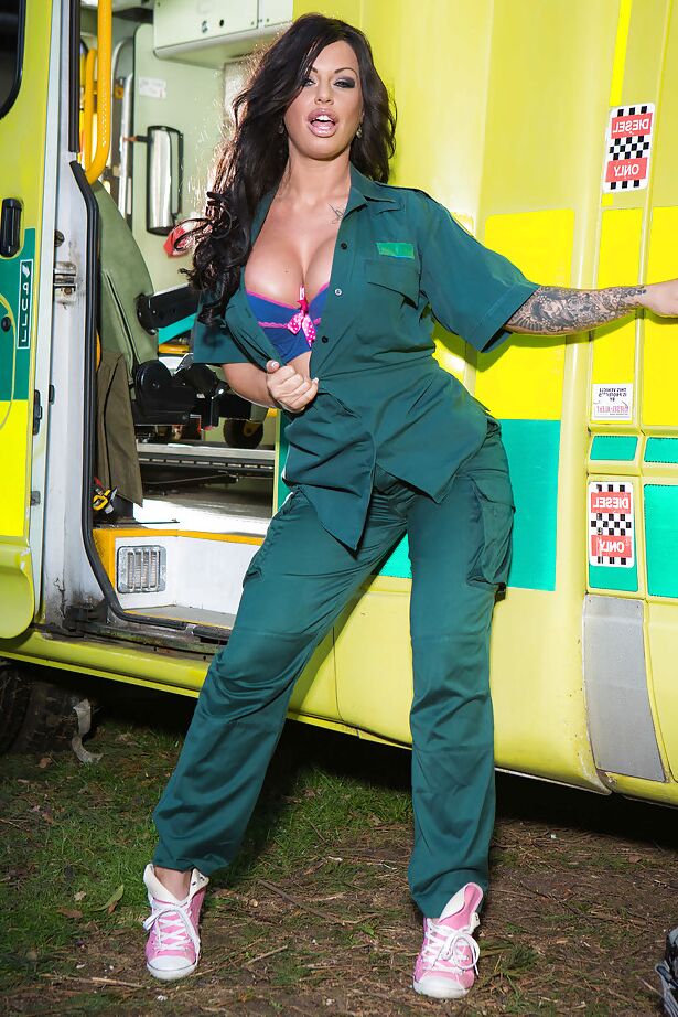 16P Big tit morena milf Kerry tirando a roupa daquele uniforme de enfermeira