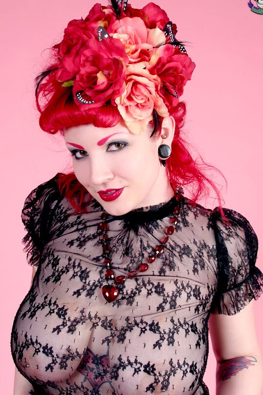 18P A modelo ruiva Xanthia Doll posa sem nudez com blusa transparente e saia de látex