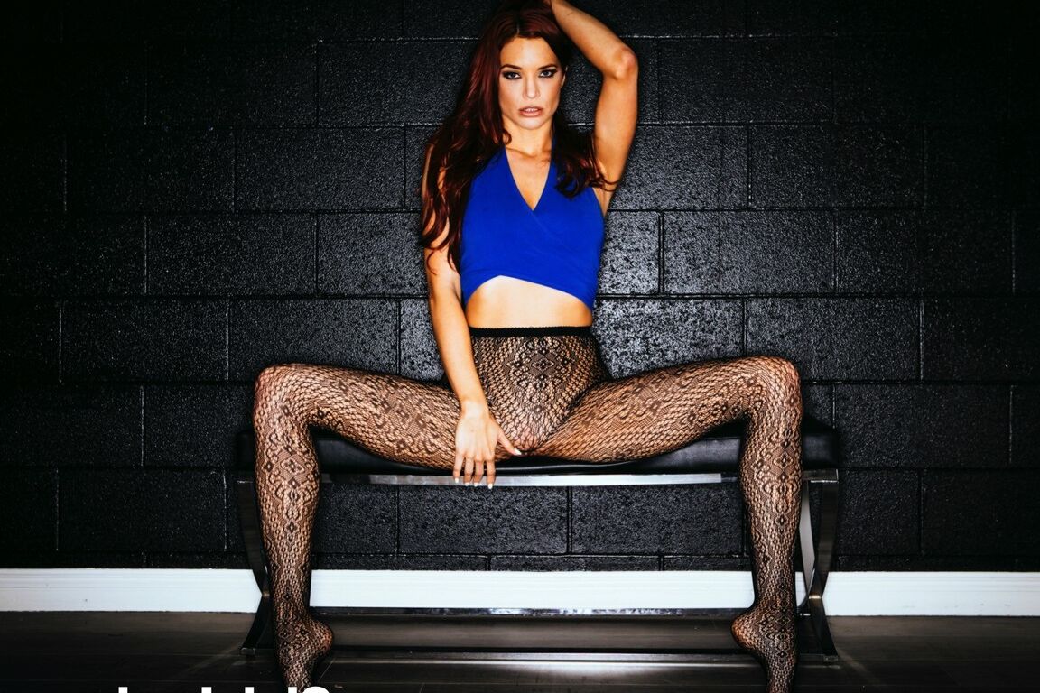 12P La sexy MILF Jayden Cole se hace topless en un banco con pantimedias calientes