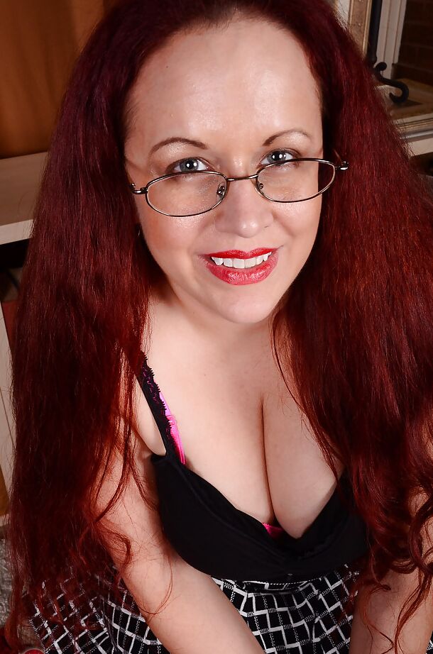 16P Mãe ruiva Laila exibindo pés sensuais e bunda grande enquanto usava óculos