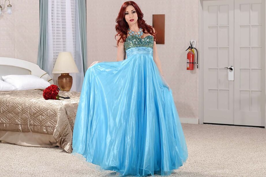 16P Linda esposa ruiva Monique Alexander visita seu reino vaginal
