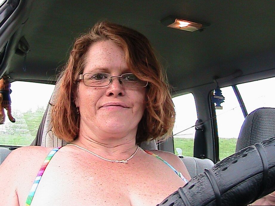 20P La amateur canadiense Misha MILF expone sus enormes tetas y su coño calvo dentro de un coche