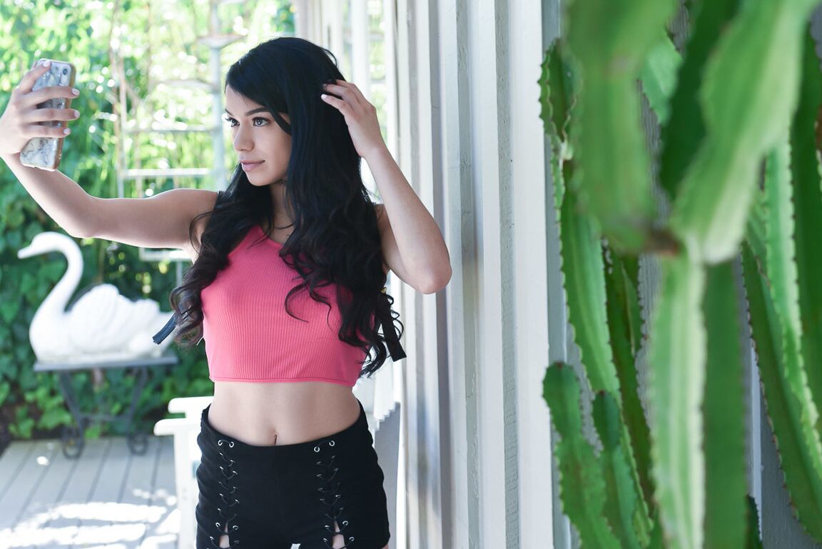 21P Nympho Savannah Sixx es follada en secreto por el marido de Honey Blossom
