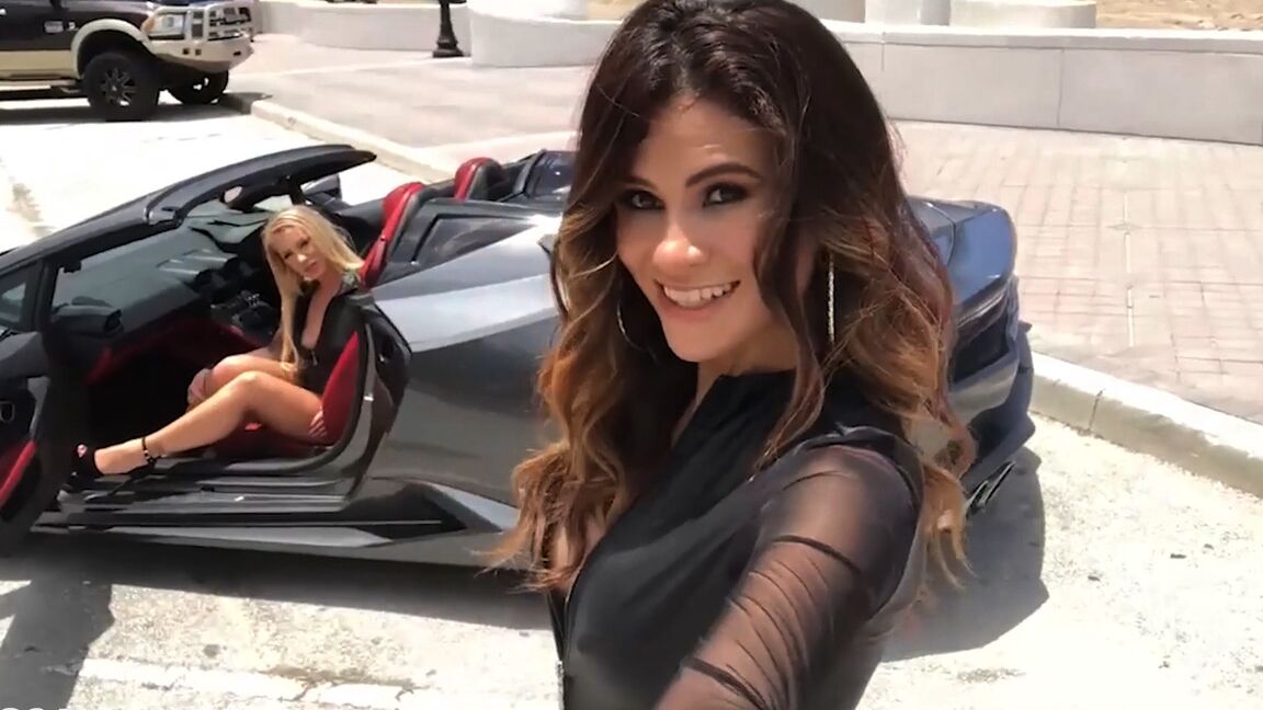 21P Les sexy Bailey Brooke et Vanessa Vera Cruz se sucent la chatte dans une voiture