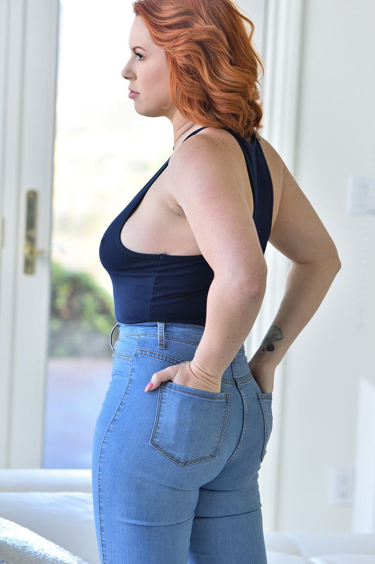 21P Impressionante MILF em jeans Edyn expõe seus lindos seios
