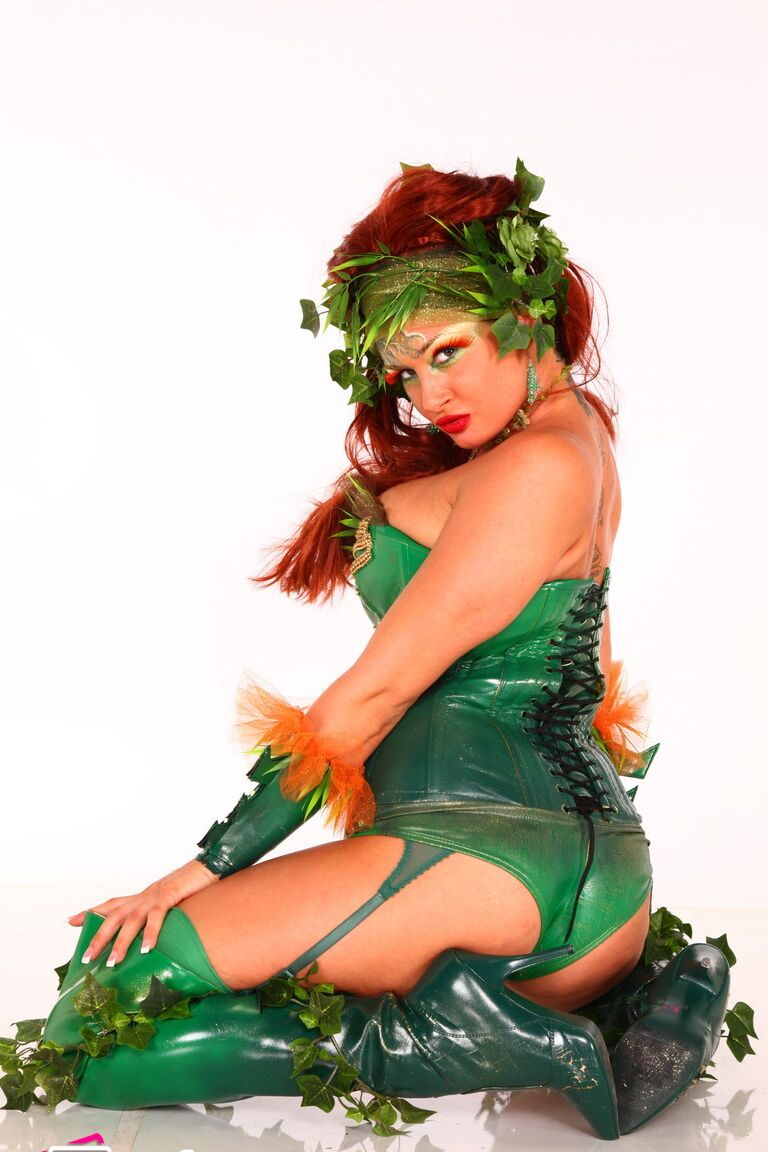 21P A estrela pornográfica ruiva de seios grandes Tory Lane posa em seu traje sexy e tiras