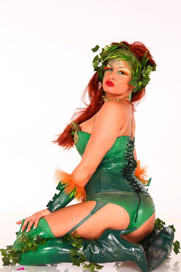 21P A estrela pornográfica ruiva de seios grandes Tory Lane posa em seu traje sexy e tiras