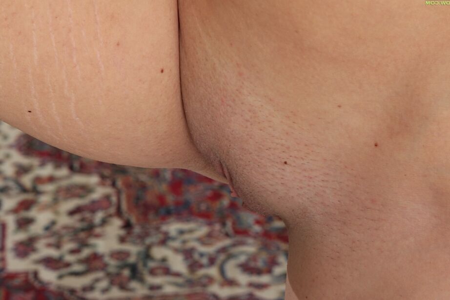15P Mulher mais velha amadora Kate Lynn se despindo para mostrar mamilos duros