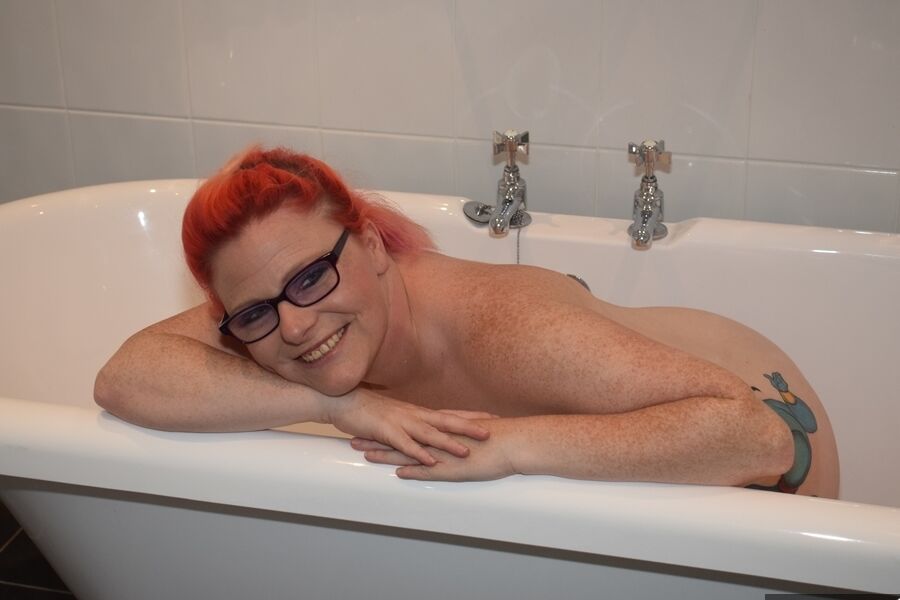 16P Tattooed redhead Mollie Foxxx models completely naked in a bathroom
