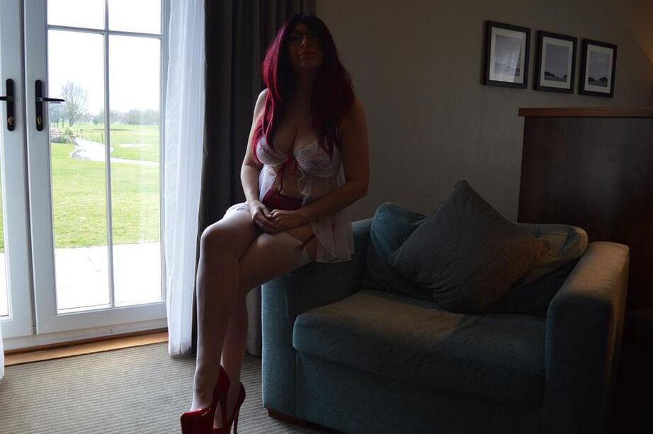 20P Mature redhead Barby Slut exposes her big tits while at home in nylons