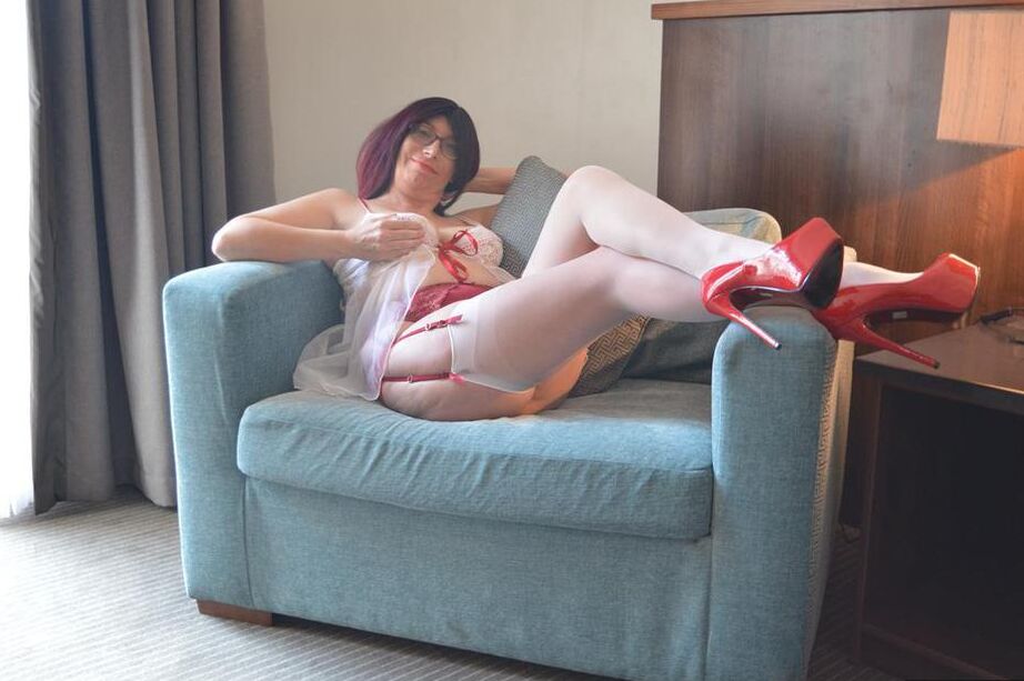 20P Mature redhead Barby Slut exposes her big tits while at home in nylons