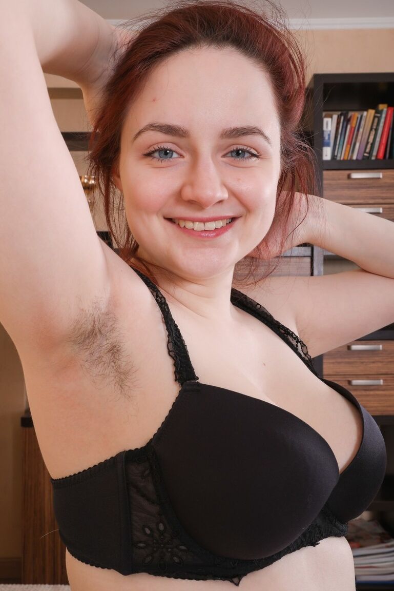 16P A modelo amadora Laurel Lagne leva um brinquedo sexual para o arbusto com meias brancas