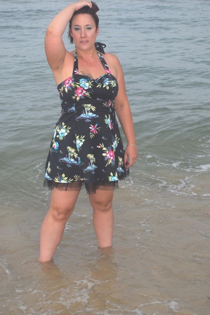 16P Une fille solo amateur s'expose en changeant de tenue à la plage