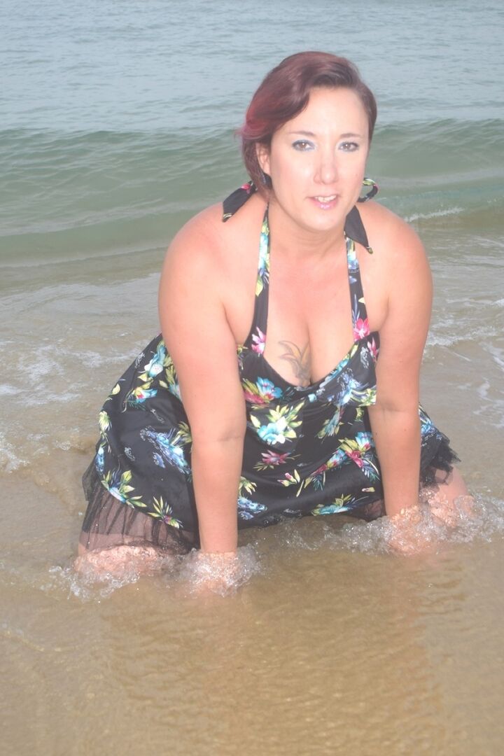 16P Une fille solo amateur s'expose en changeant de tenue à la plage