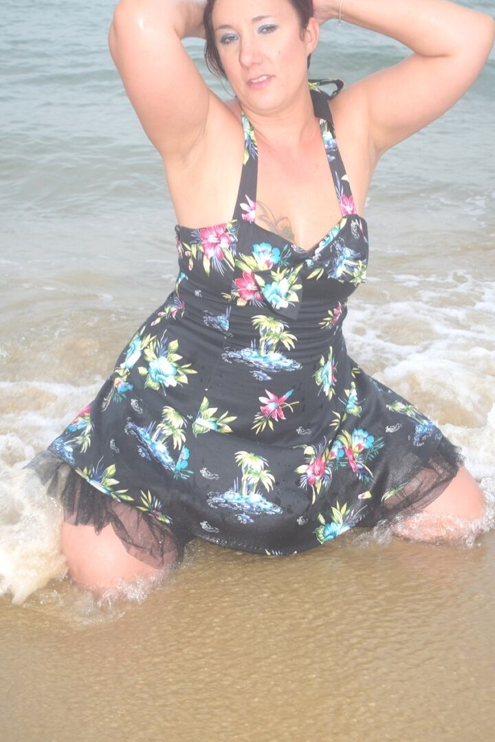 16P Une fille solo amateur s'expose en changeant de tenue à la plage